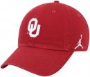 オクラホマ スーナーズ JORDAN BRAND サイドライン ベーシックロゴ スラウチ CAP (ドライフィット版)(クリムゾン) / Oklahoma Sooners